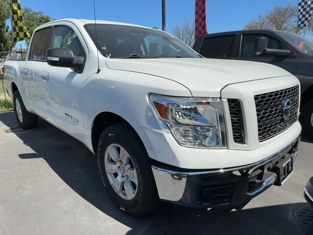 2019 Nissan Titan SV photo 2