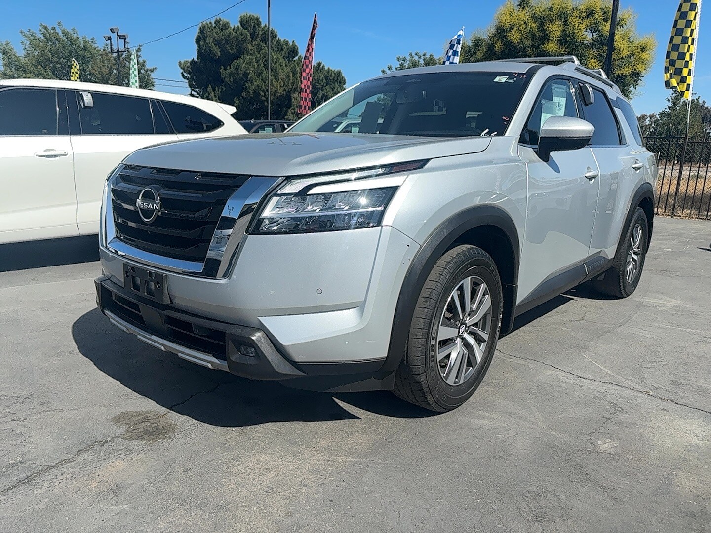 2022 Nissan Pathfinder SL photo 2