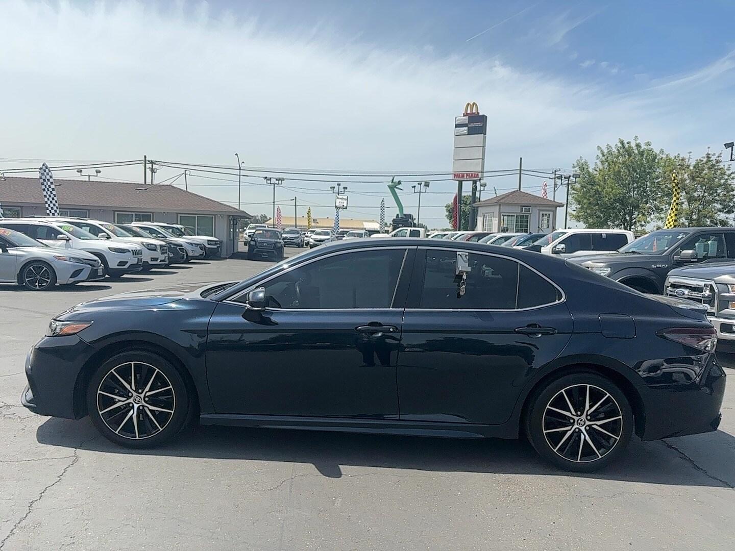 2021 Toyota Camry SE photo 4