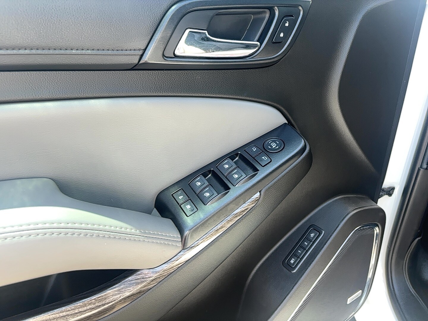 2018 Chevrolet Tahoe LT photo 4