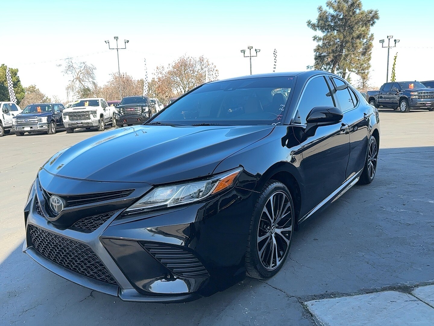 2019 Toyota Camry SE photo 2