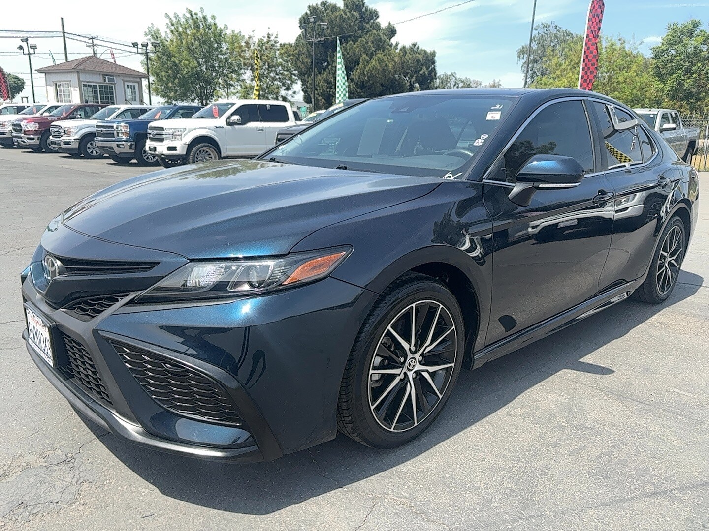 2021 Toyota Camry SE photo 2
