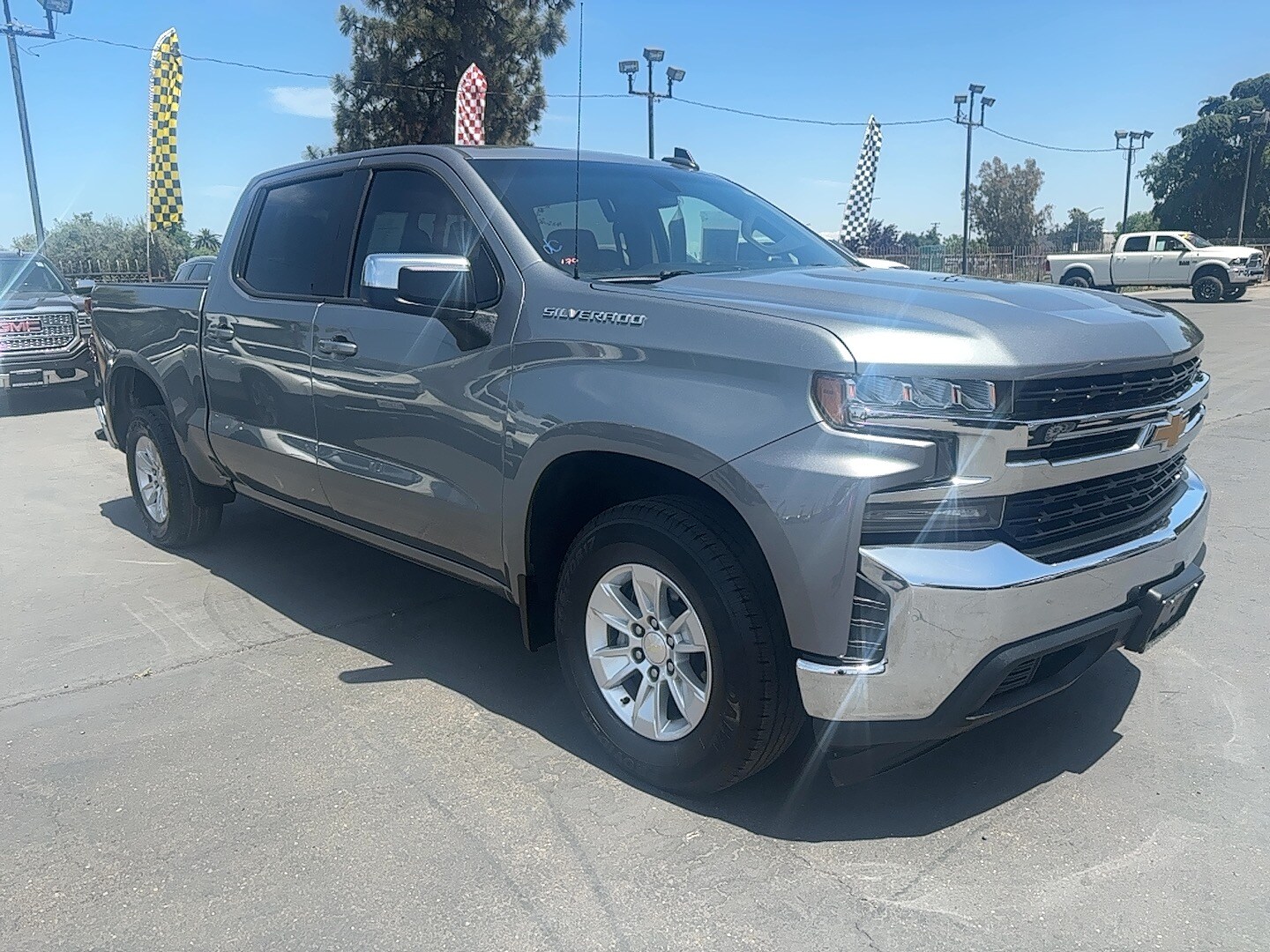 2020 Chevrolet Silverado 1500 LT photo 2