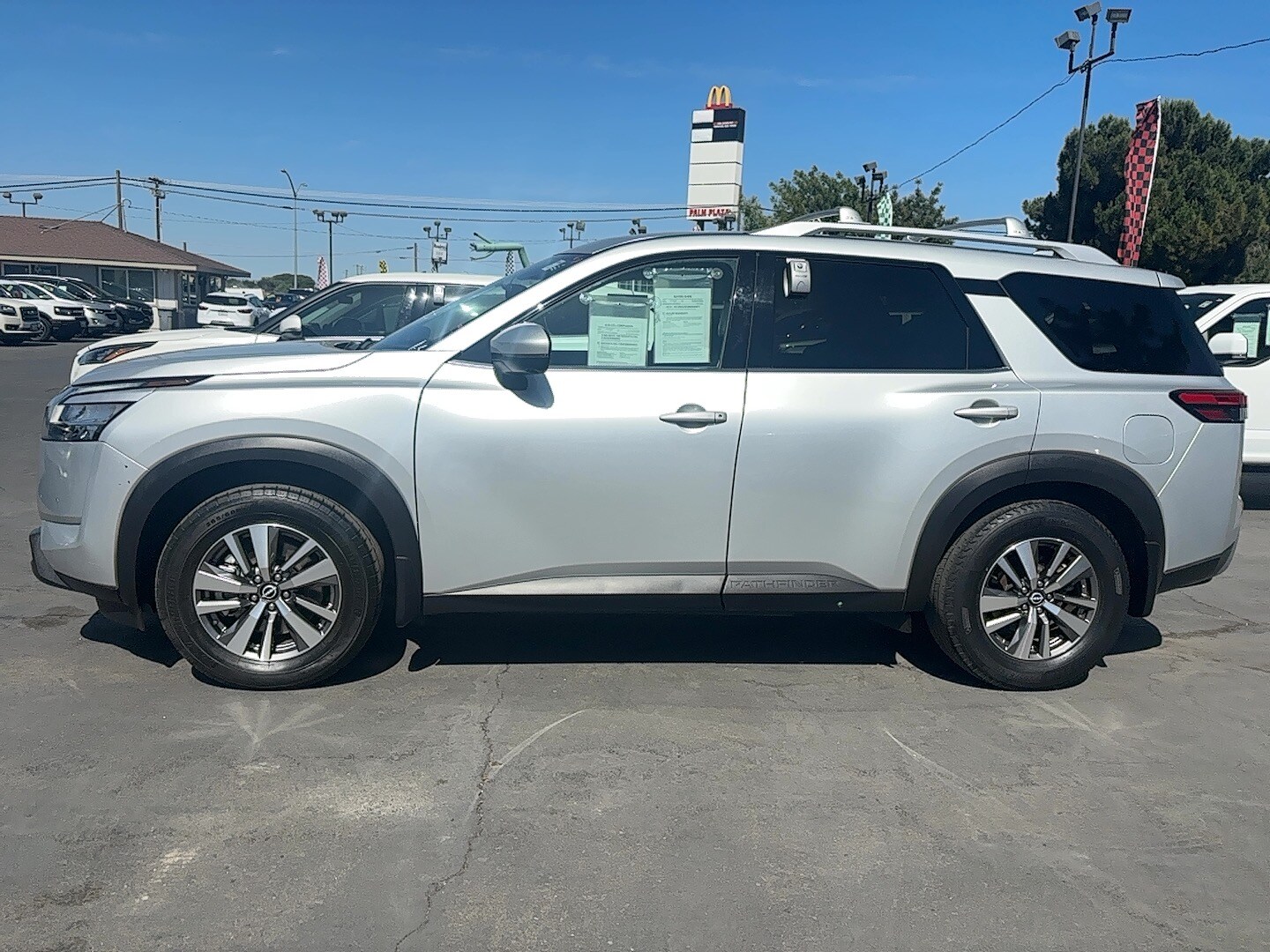 2022 Nissan Pathfinder SL photo 4