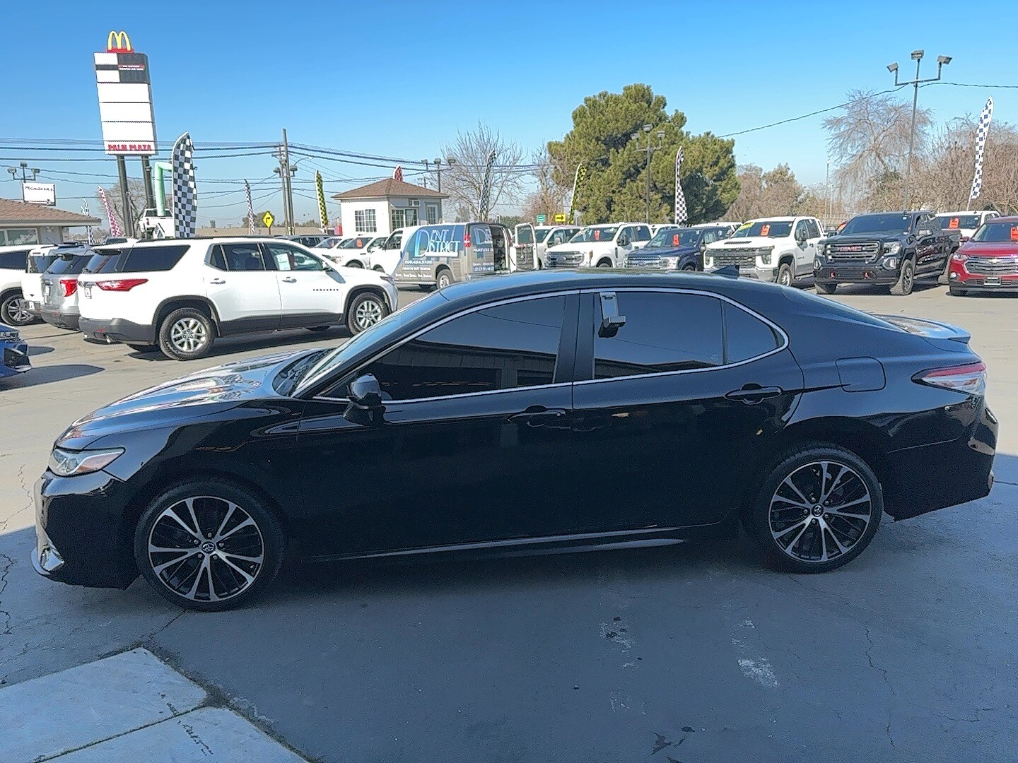 2019 Toyota Camry SE photo 4