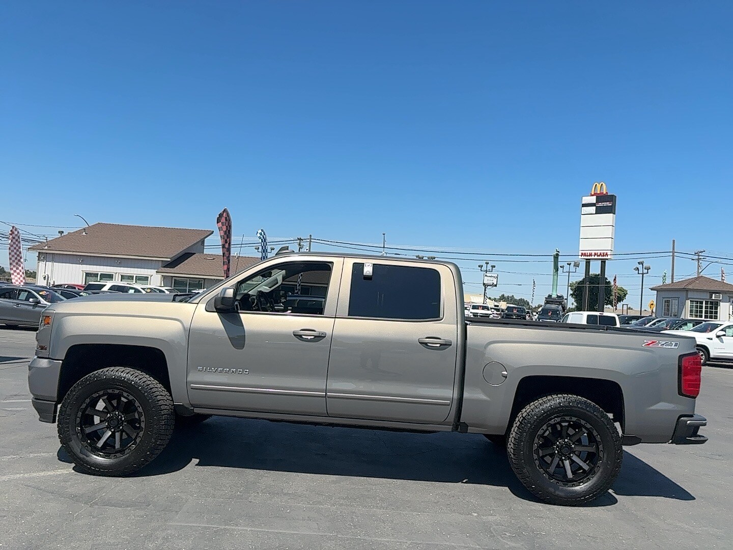 2017 Chevrolet Silverado 1500 LT photo 4
