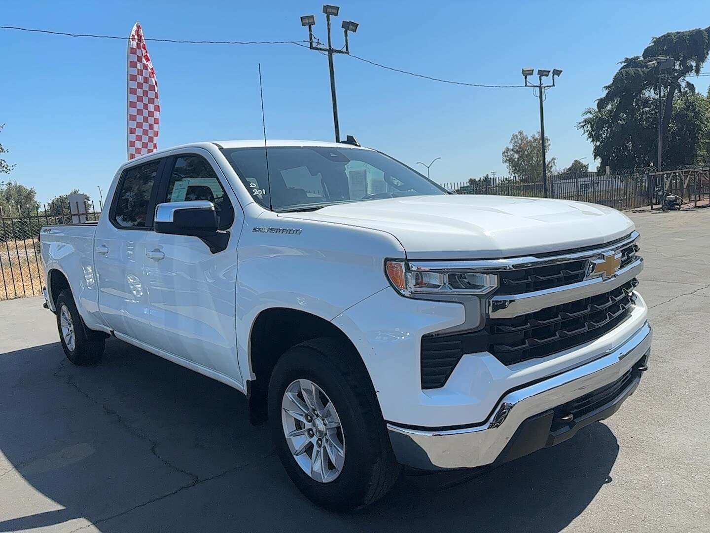2023 Chevrolet Silverado 1500 LT photo 2