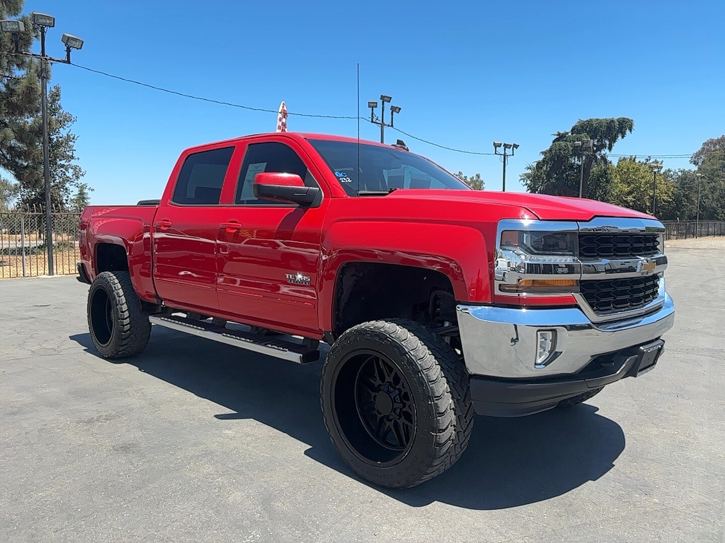 2018 Chevrolet Silverado 1500 LT photo 2