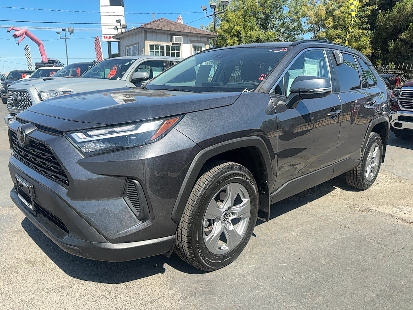 2022 Toyota RAV4 XLE photo 2