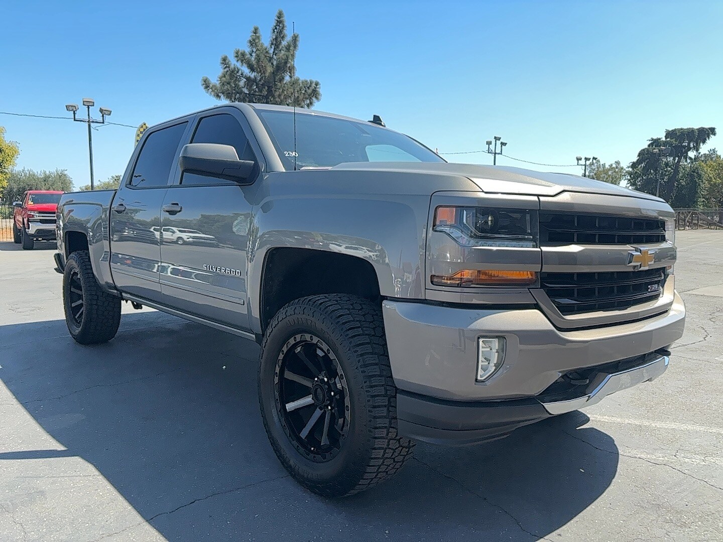 2017 Chevrolet Silverado 1500 LT photo 2