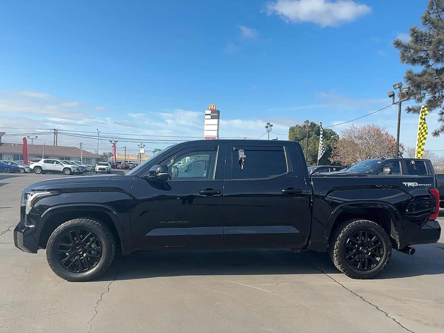 2022 Toyota Tundra CrewMax SR photo 4