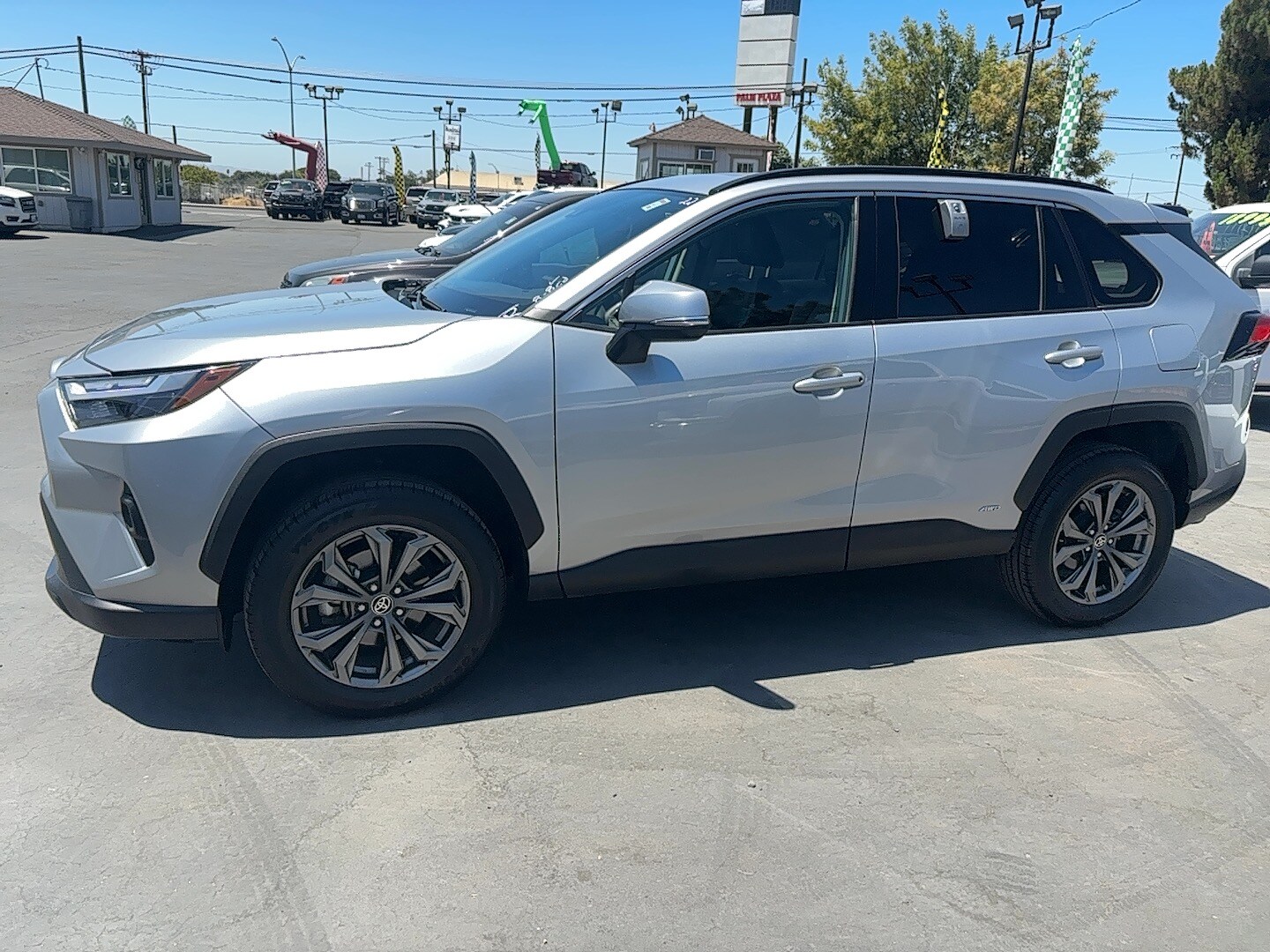 2022 Toyota RAV4 Hybrid XLE Premium photo 3