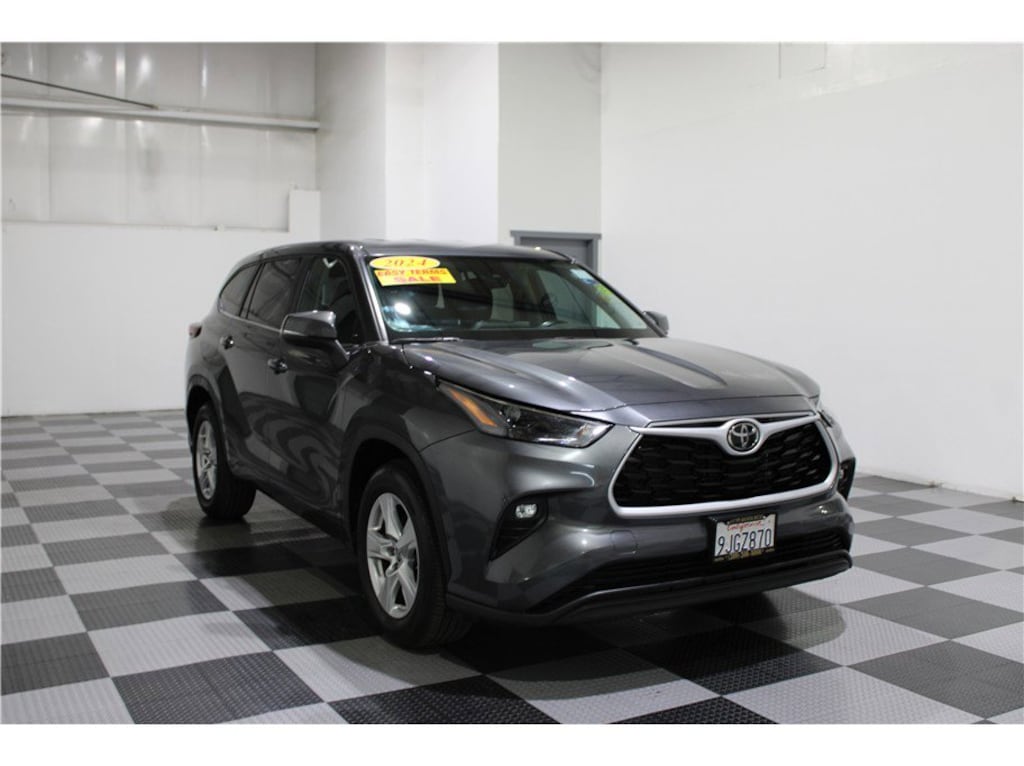 Used 2024 Toyota Highlander LE Sport Utility 4D SUV