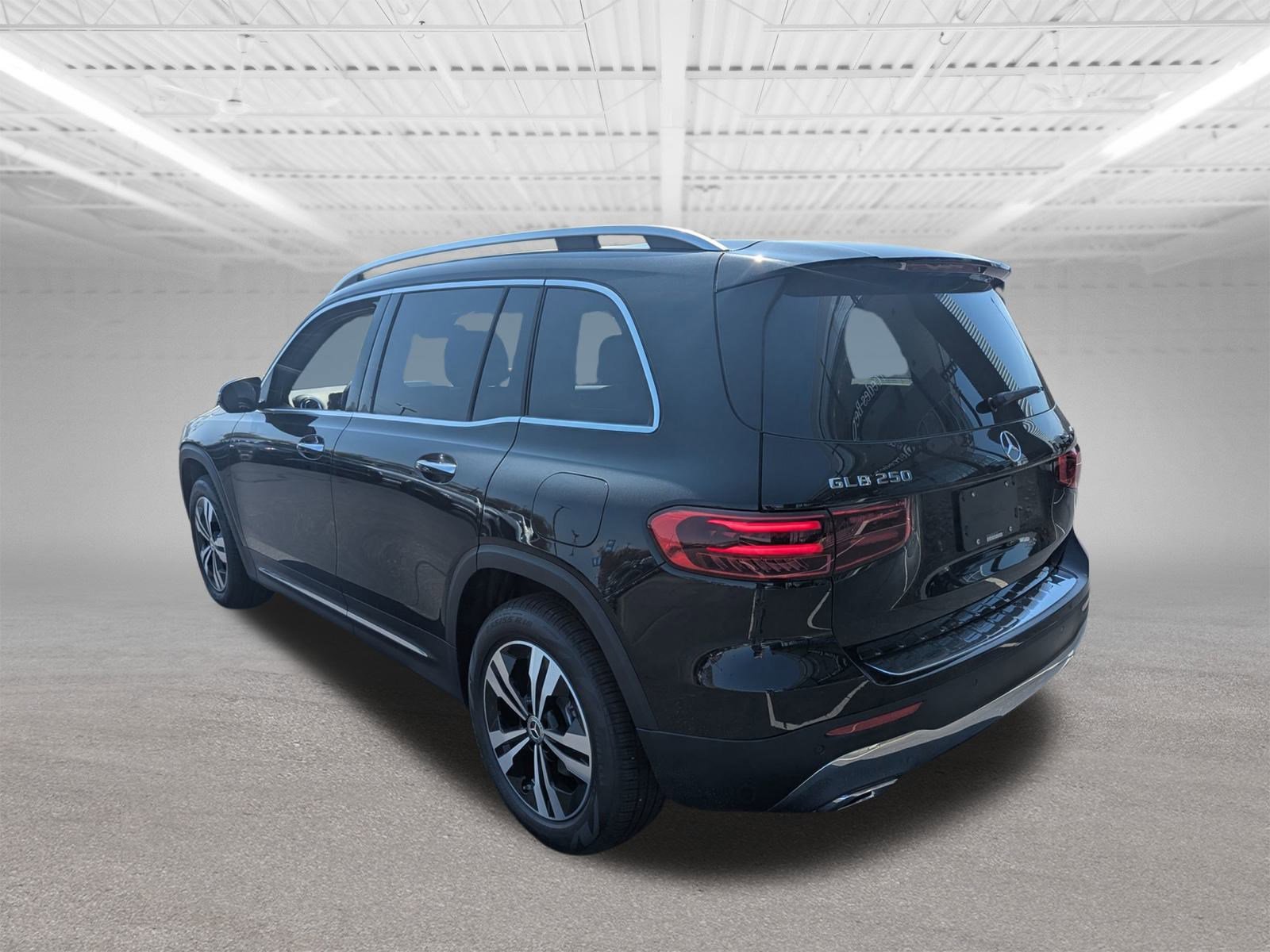 2025 Mercedes Benz GLB 250 4MATIC photo 4