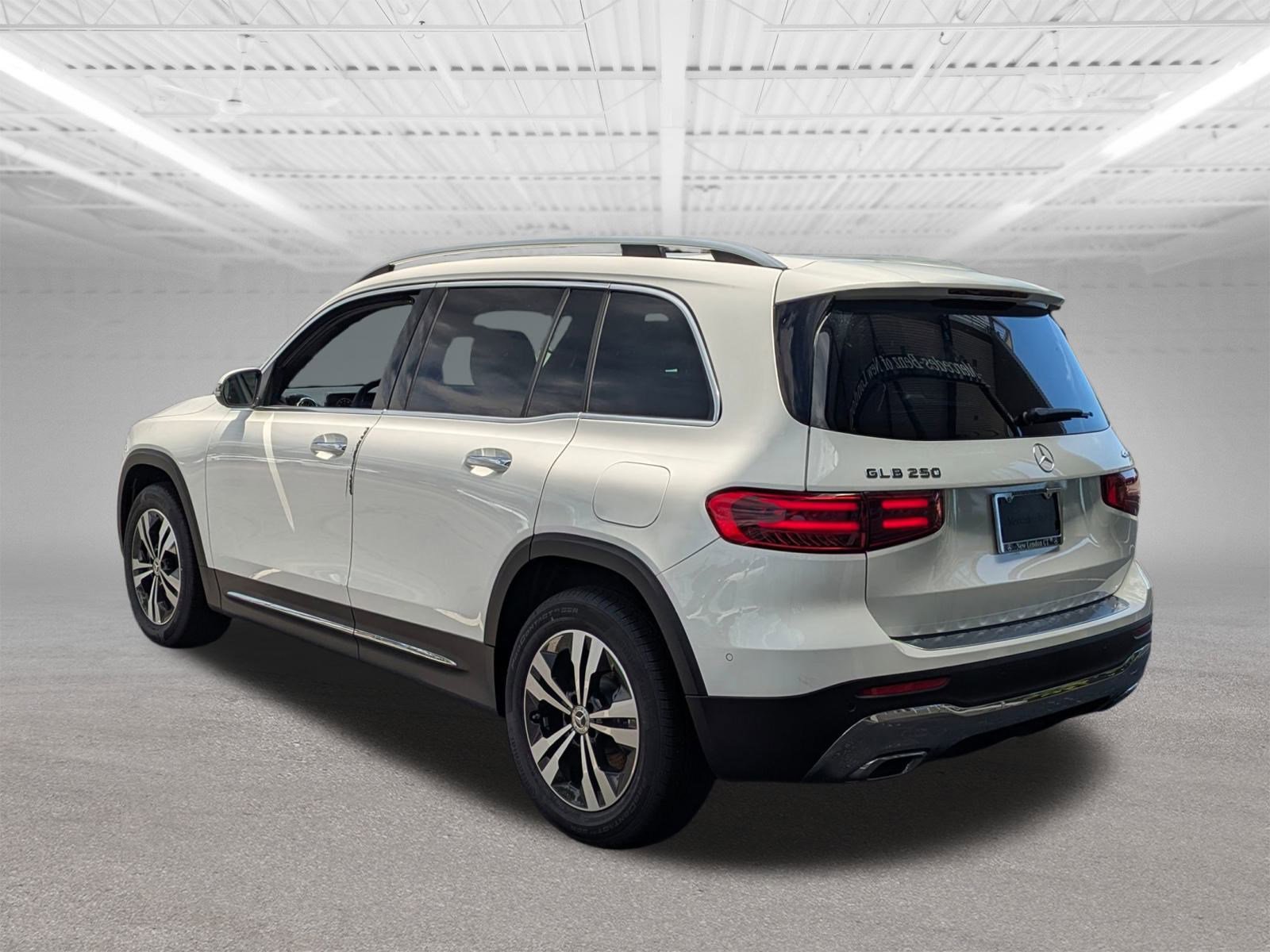 2025 Mercedes Benz GLB 250 4MATIC photo 4