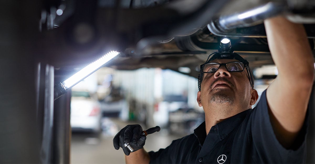 Mercedes_Service_UnderTheCar