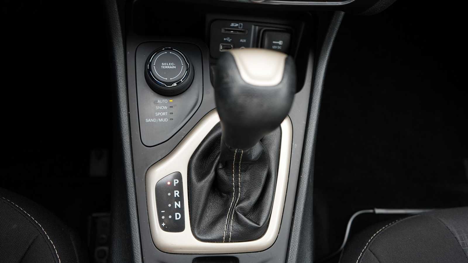 Thumbnail: 2016 Jeep Cherokee - 34