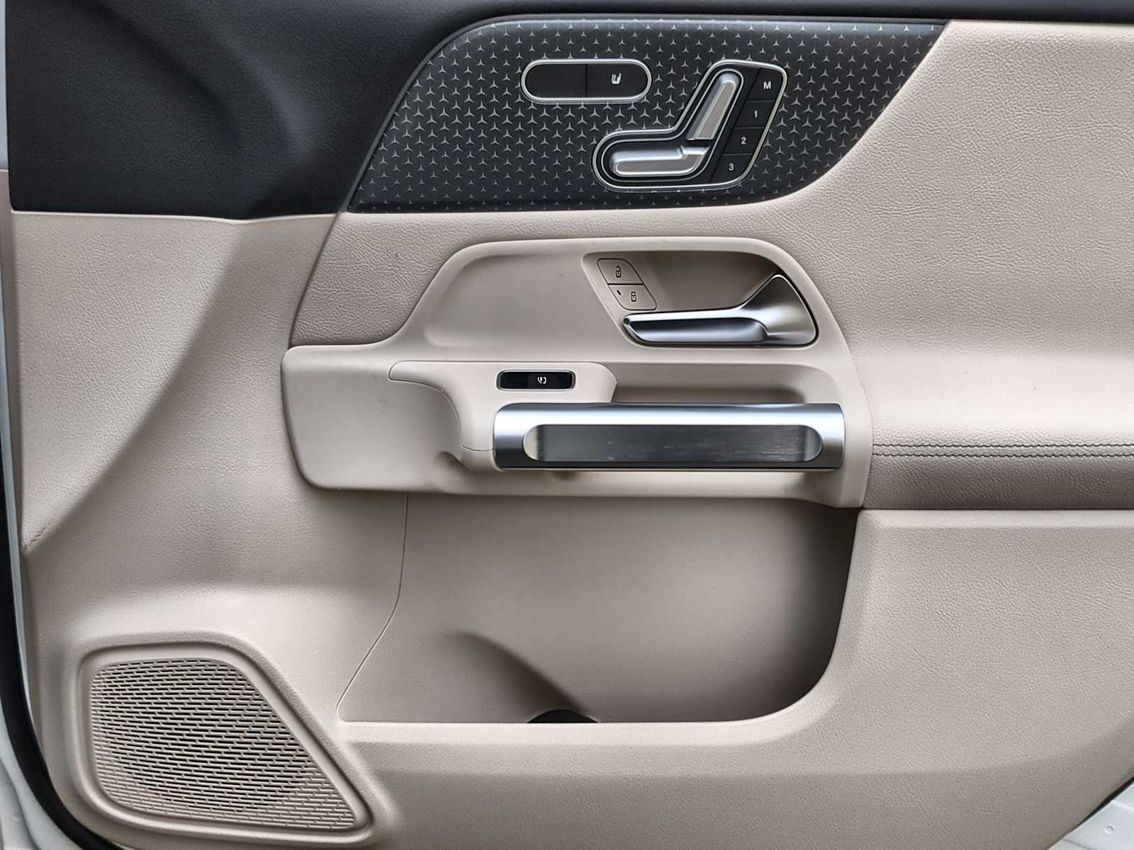 2025 Mercedes Benz GLB 250 4MATIC photo 4