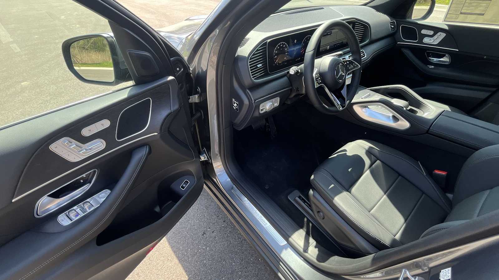 Thumbnail: 2026 Mercedes-Benz GLE - 16