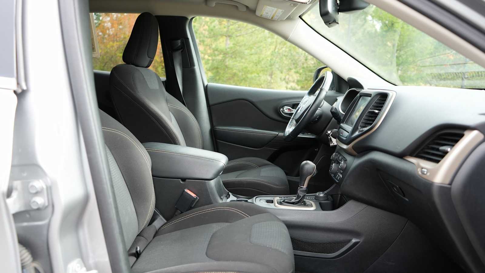 Thumbnail: 2016 Jeep Cherokee - 37