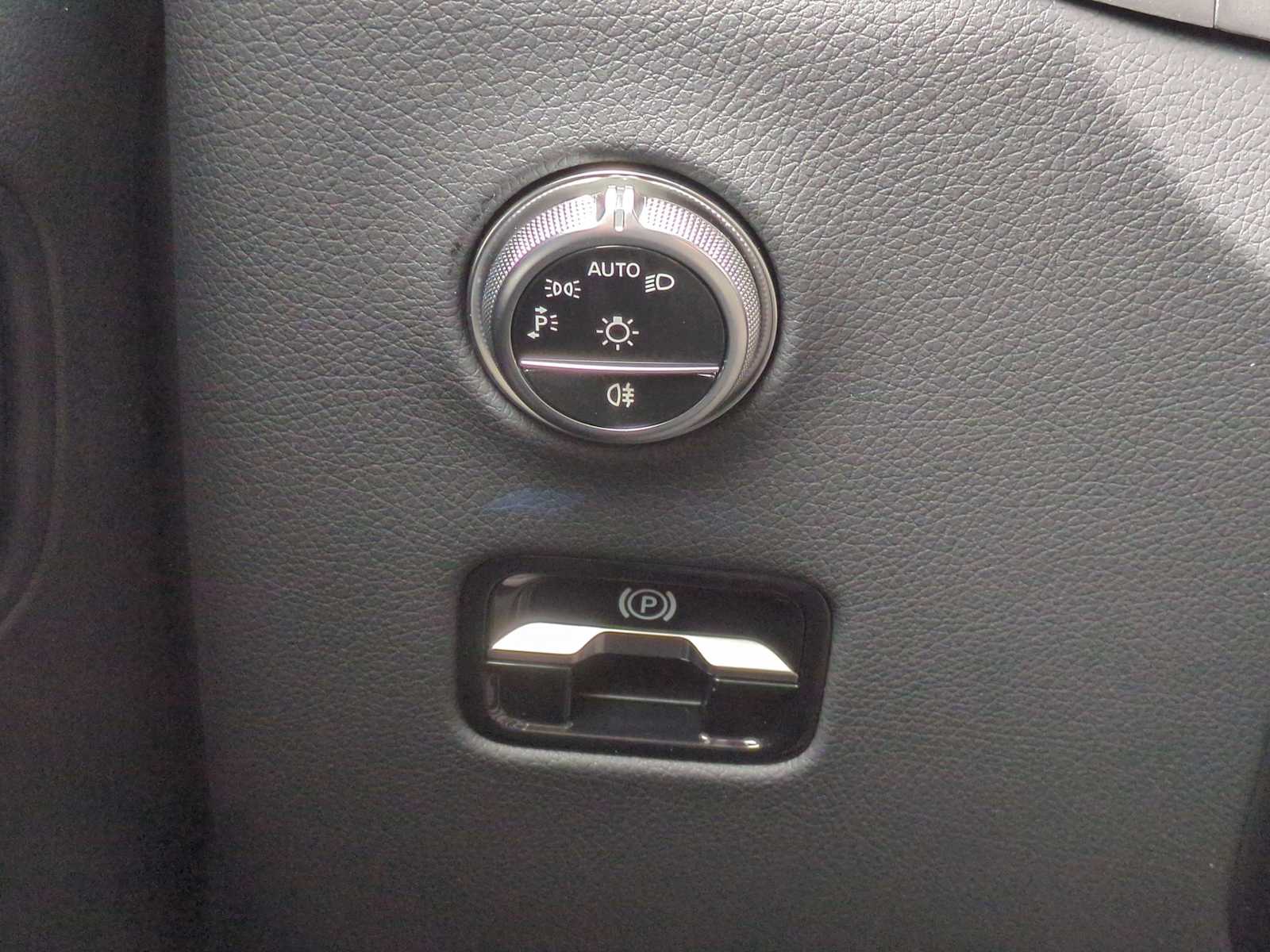 Thumbnail: 2025 Mercedes-Benz GLC - 27