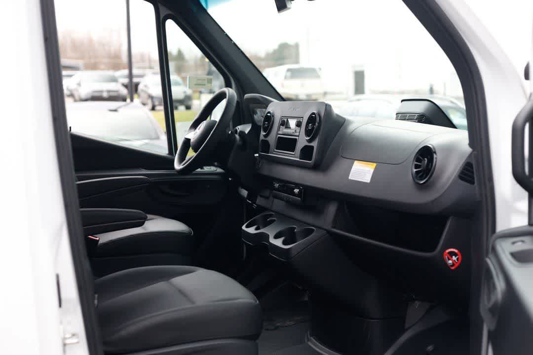 Thumbnail: 2025 Mercedes-Benz Sprinter - 13