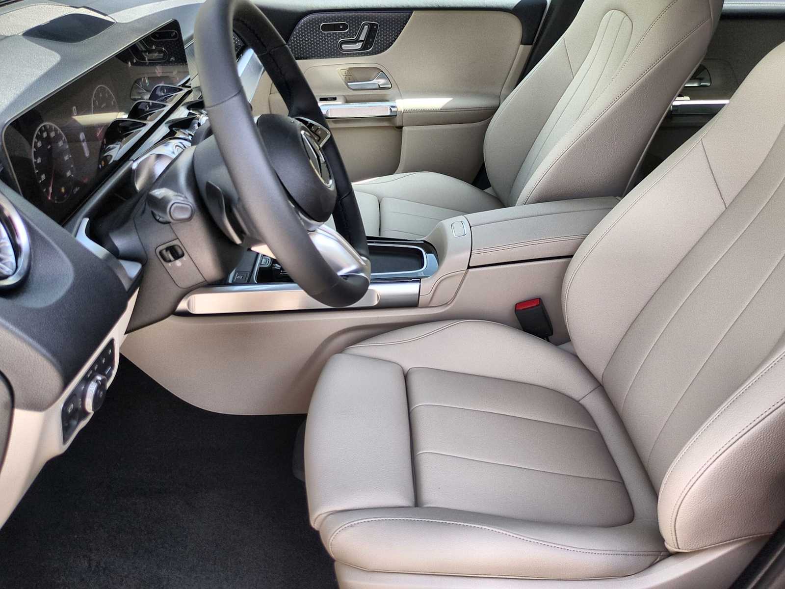 Thumbnail: 2025 Mercedes-Benz GLB - 17