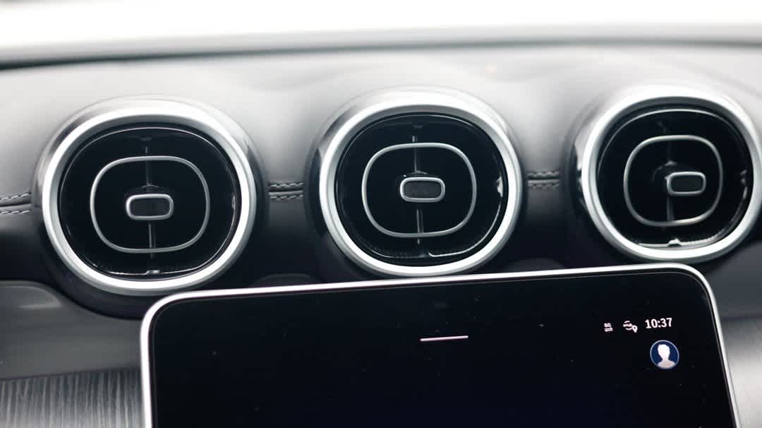 Thumbnail: 2025 Mercedes-Benz GLC - 32