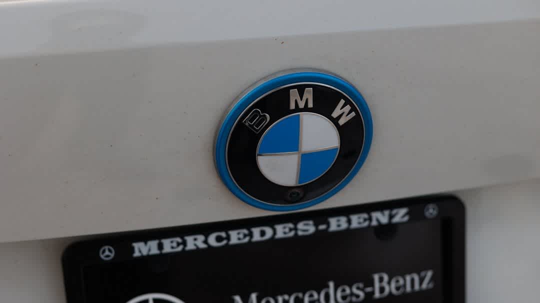 Thumbnail: 2022 BMW i4 - 18