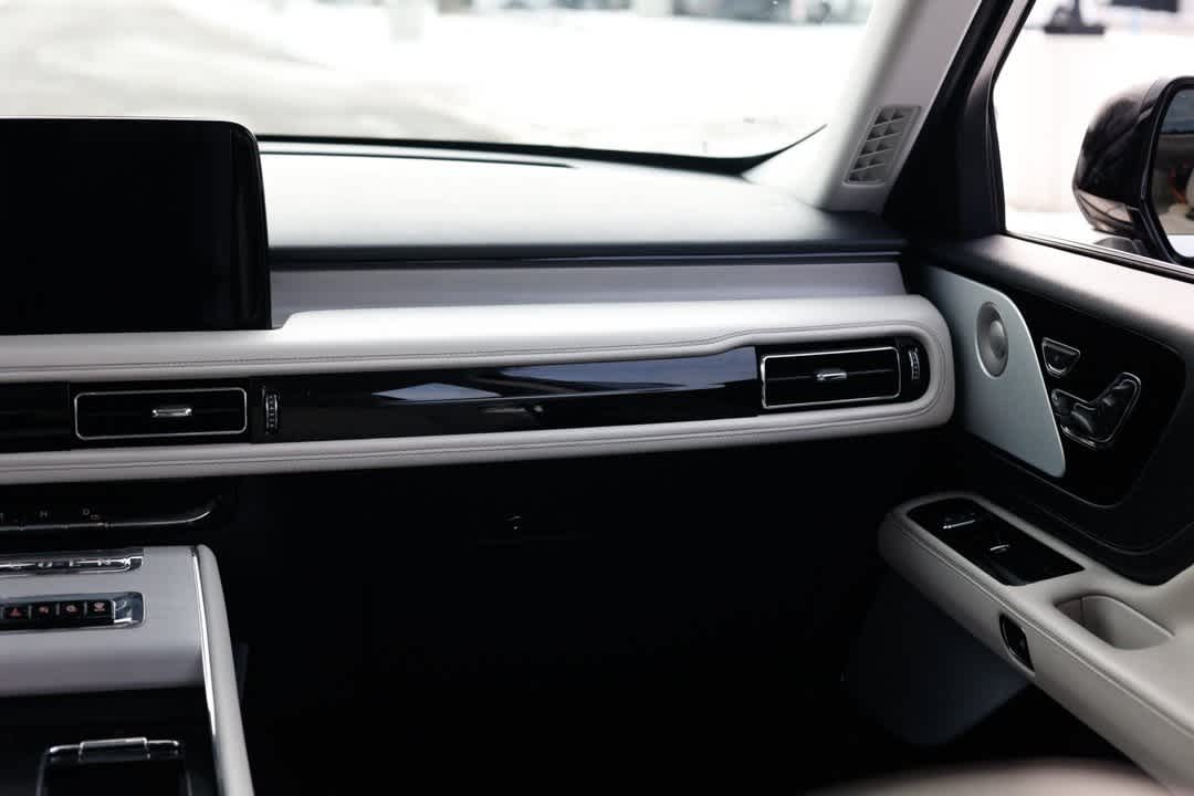 Thumbnail: 2025 Lincoln Aviator - 21