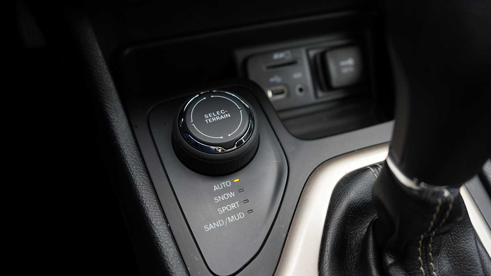 Thumbnail: 2016 Jeep Cherokee - 32