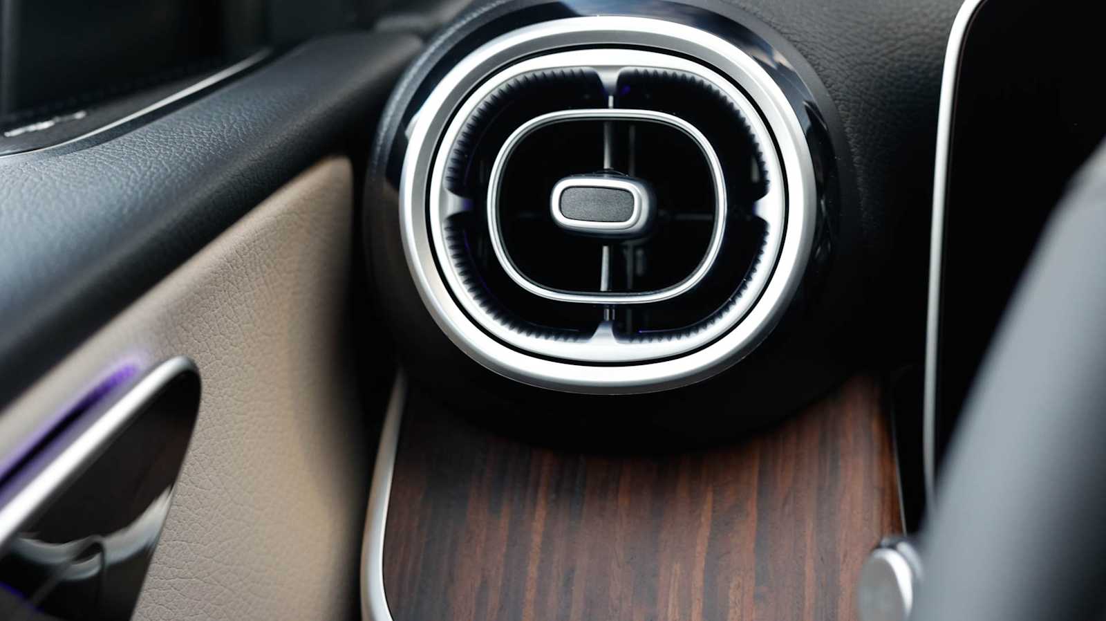 Thumbnail: 2026 Mercedes-Benz GLC - 20