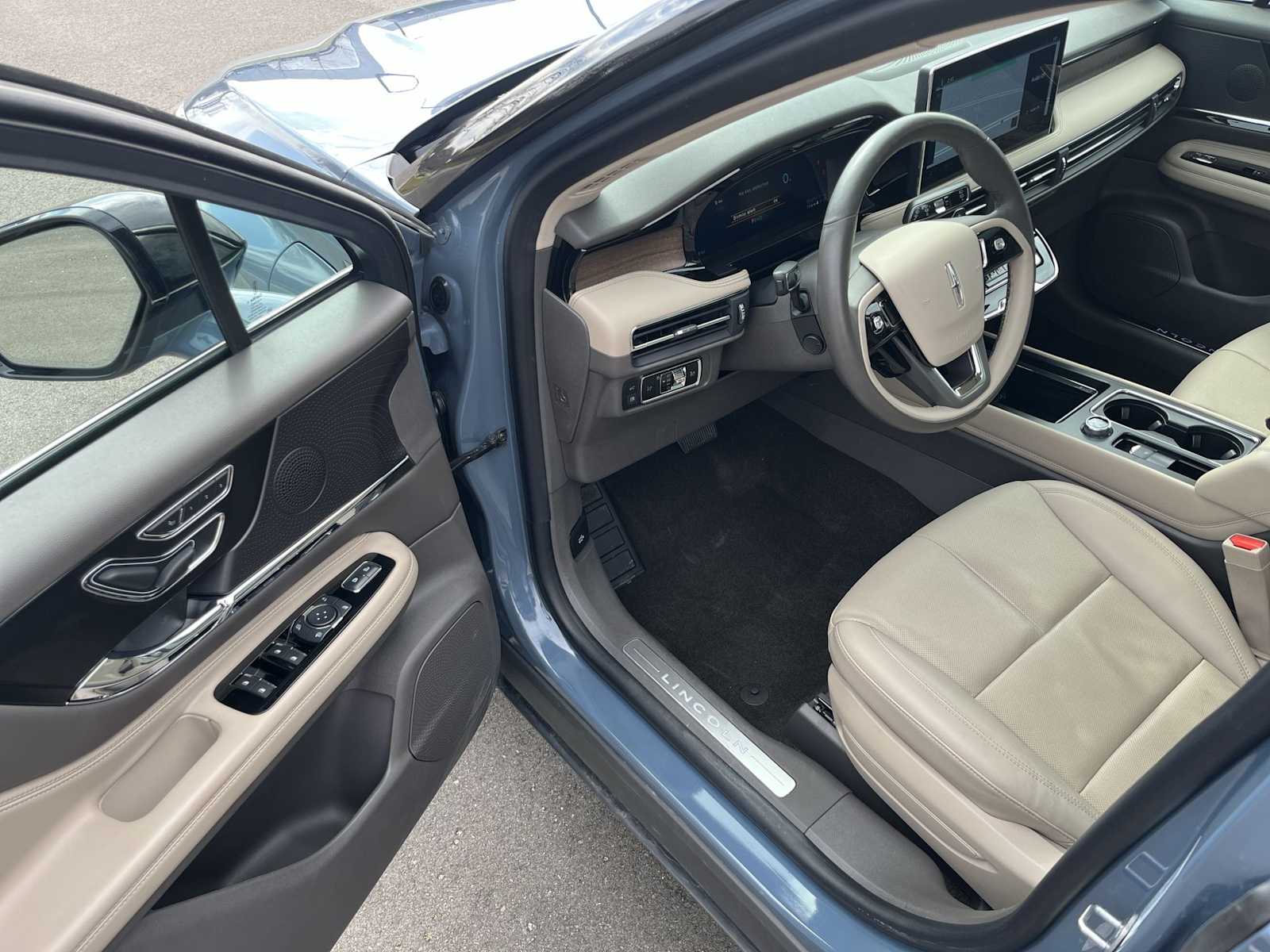 Thumbnail: 2024 Lincoln Corsair - 16