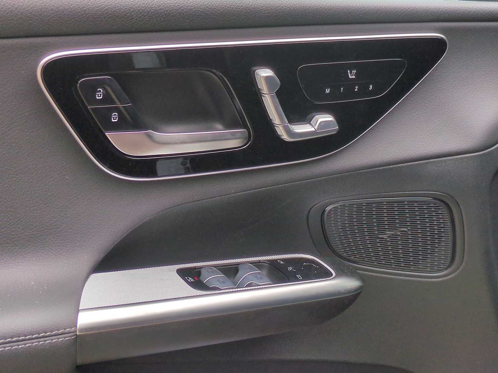 2025 Mercedes Benz GLC 300 4MATIC photo 4