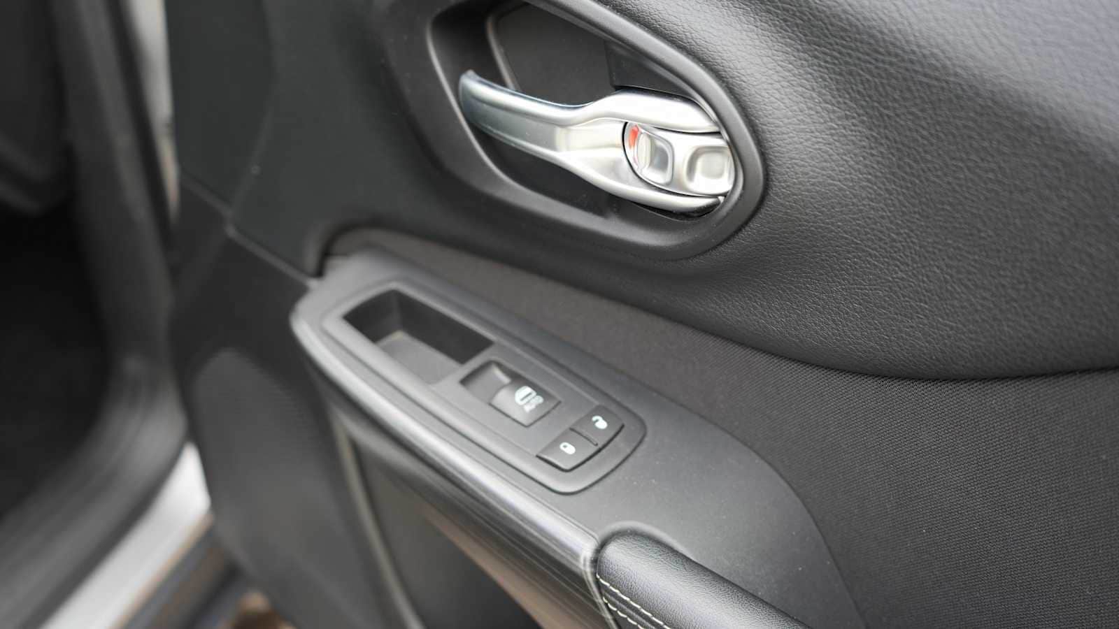 Thumbnail: 2016 Jeep Cherokee - 36