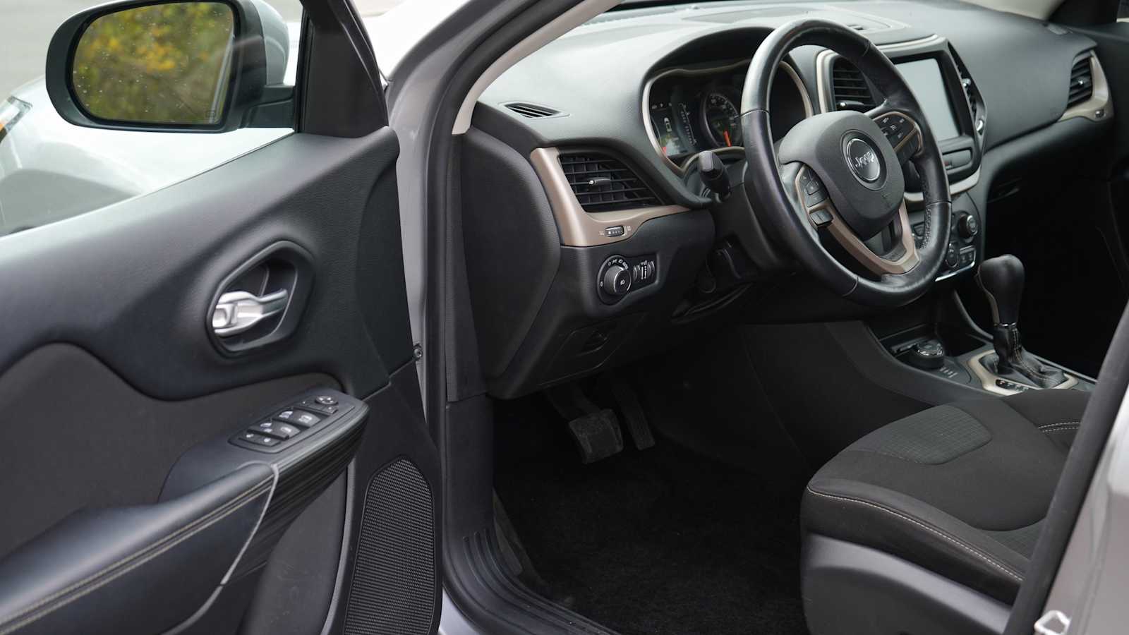 Thumbnail: 2016 Jeep Cherokee - 21