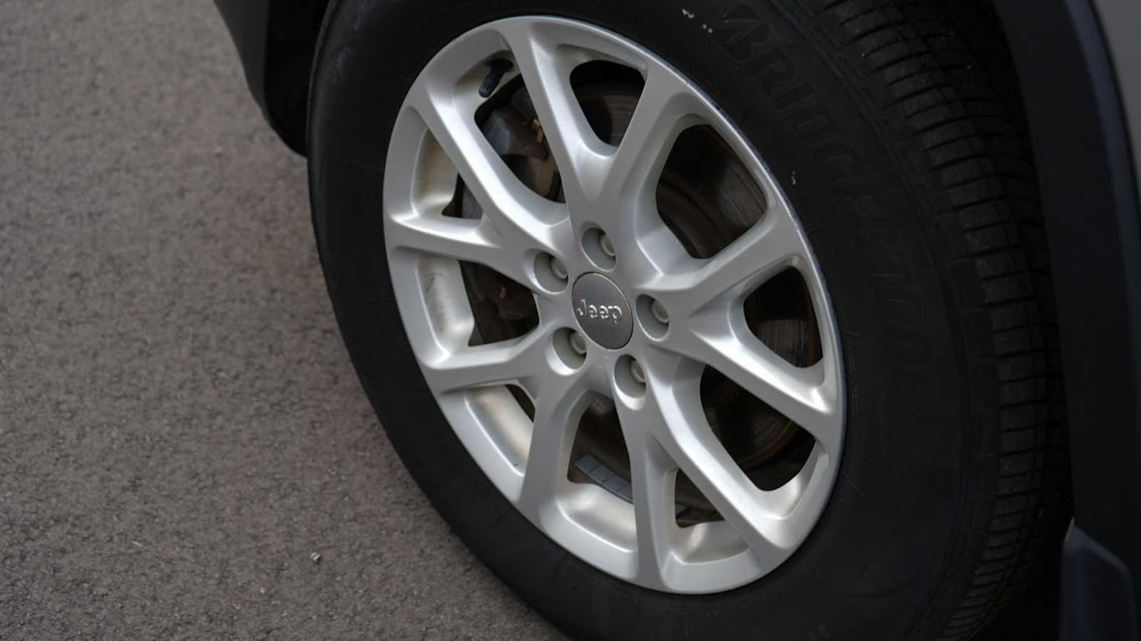 Thumbnail: 2016 Jeep Cherokee - 17