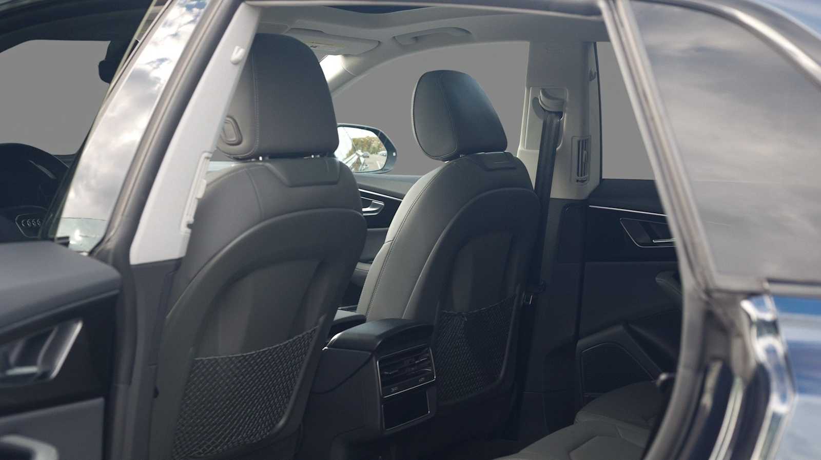 Thumbnail: 2023 Audi Q8 - 12