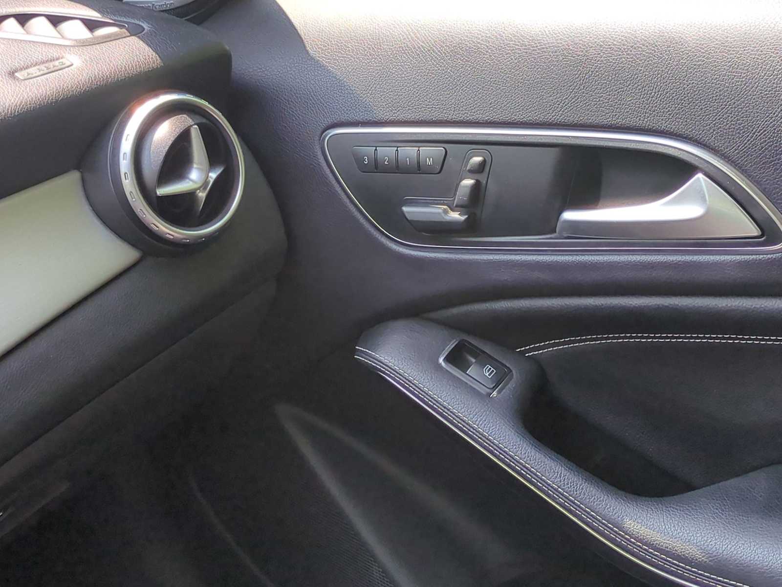 Thumbnail: 2015 Mercedes-Benz GLA - 30