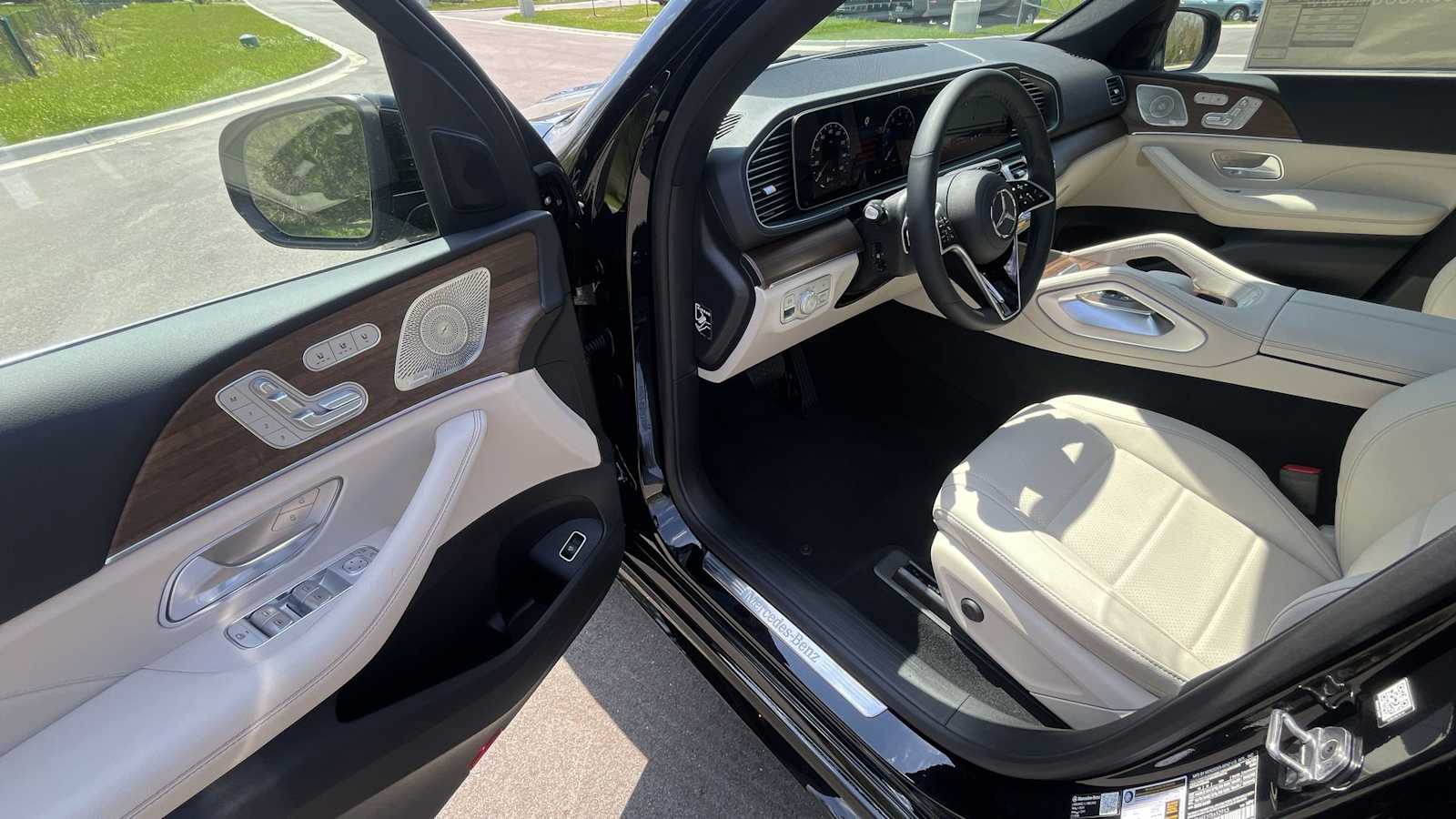 Thumbnail: 2026 Mercedes-Benz GLE - 16