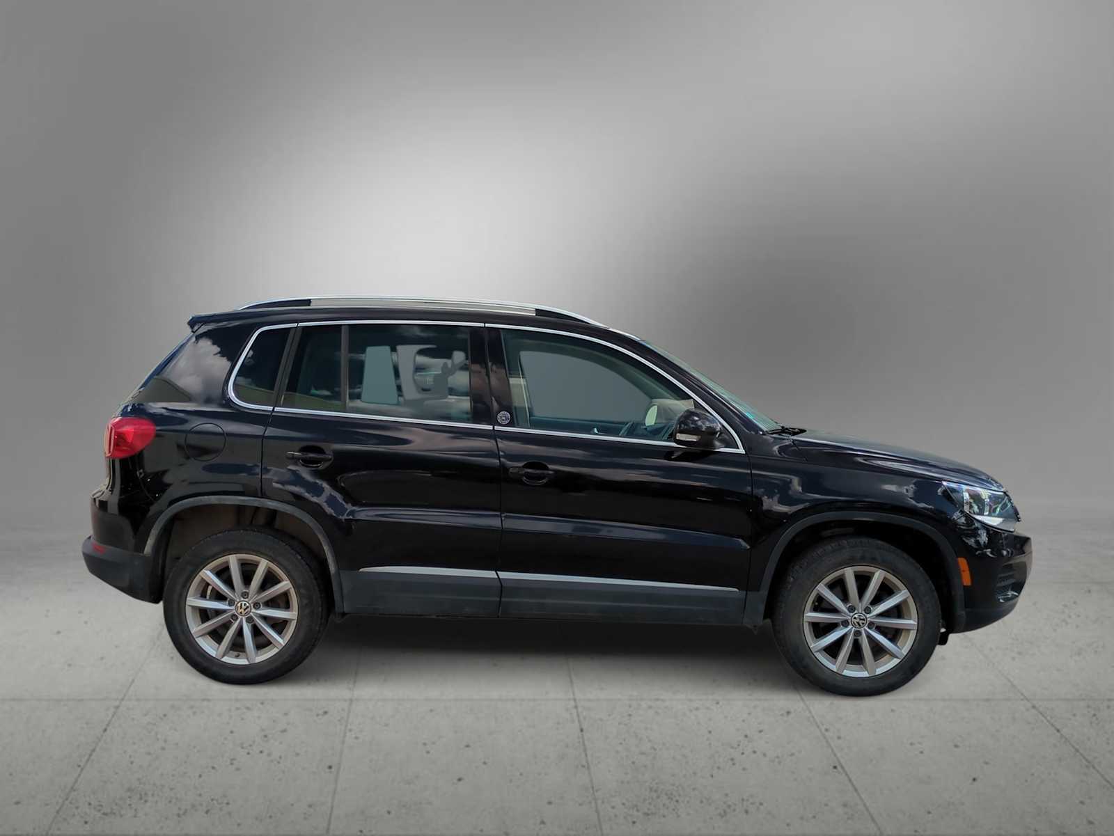 Thumbnail: 2017 Volkswagen Tiguan - 9