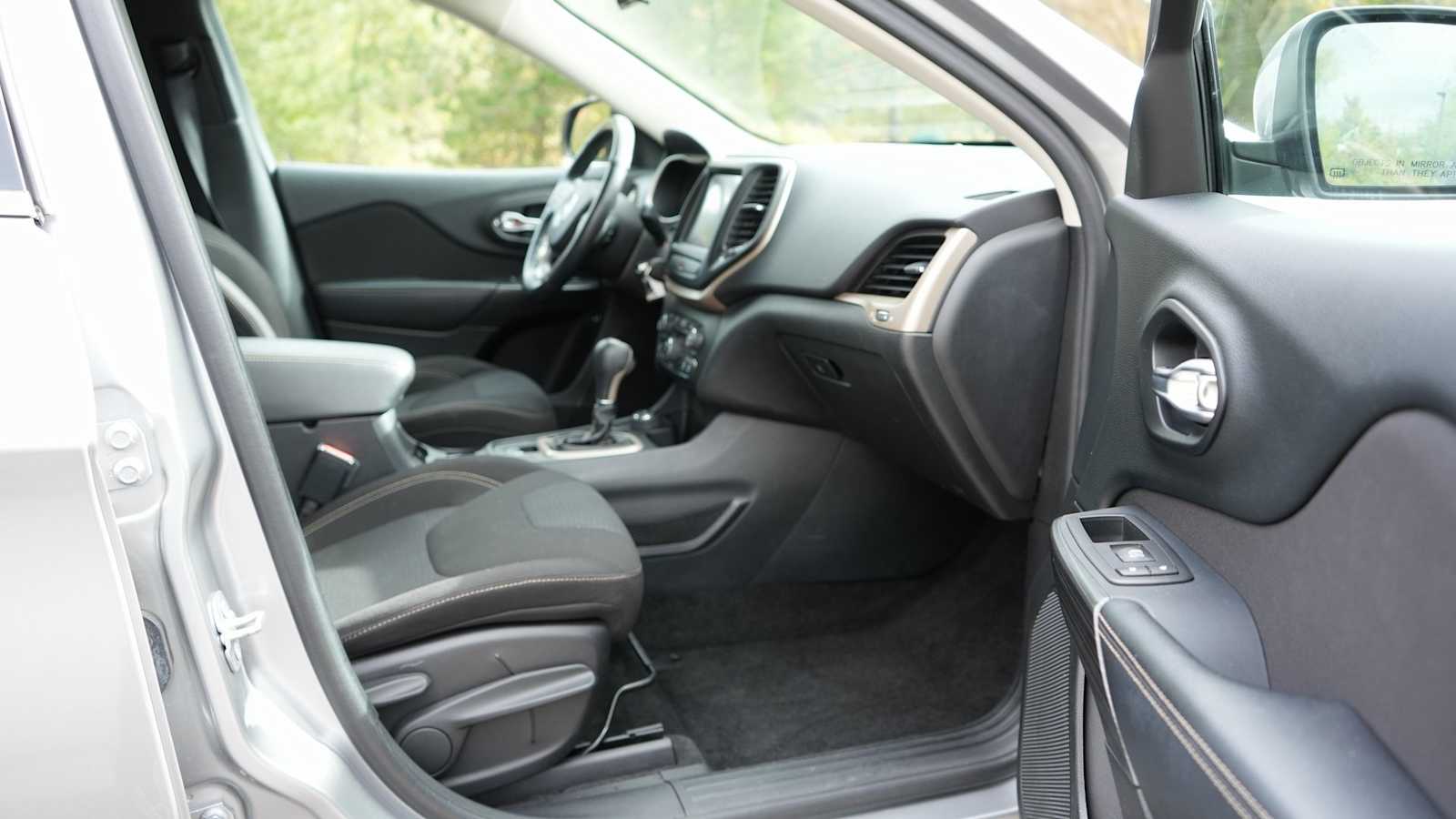 Thumbnail: 2016 Jeep Cherokee - 35