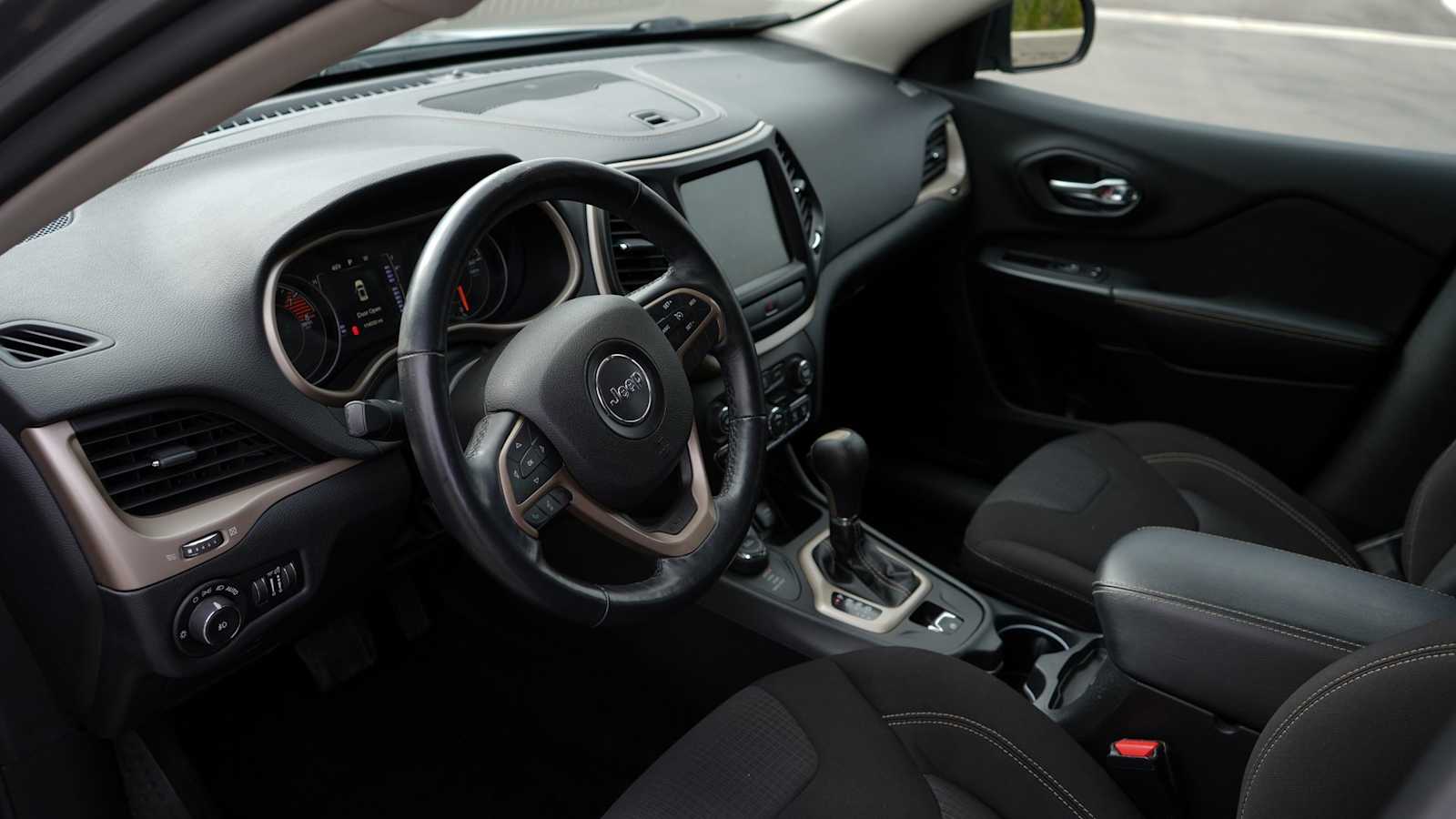 Thumbnail: 2016 Jeep Cherokee - 24