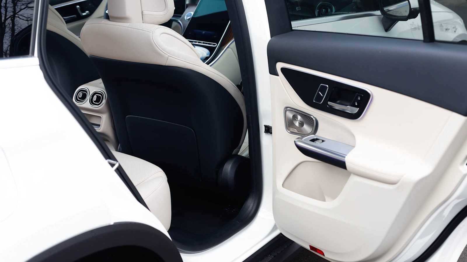 Thumbnail: 2026 Mercedes-Benz GLC - 28