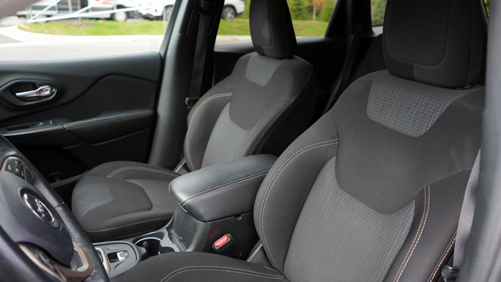 Thumbnail: 2016 Jeep Cherokee - 23