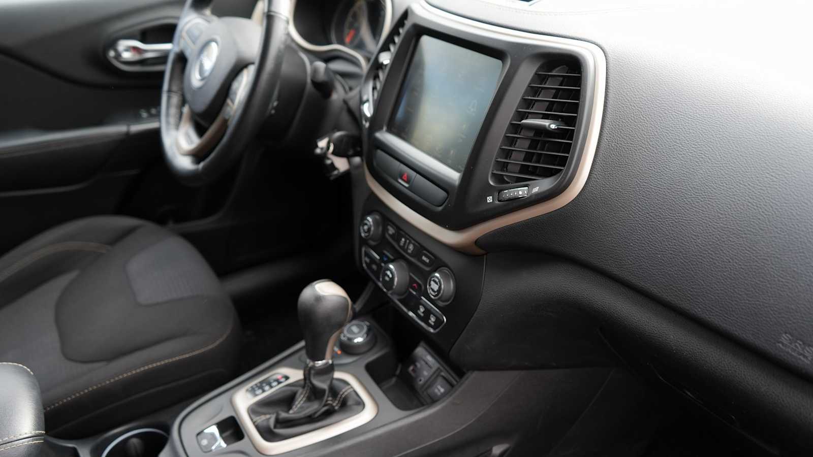 Thumbnail: 2016 Jeep Cherokee - 41