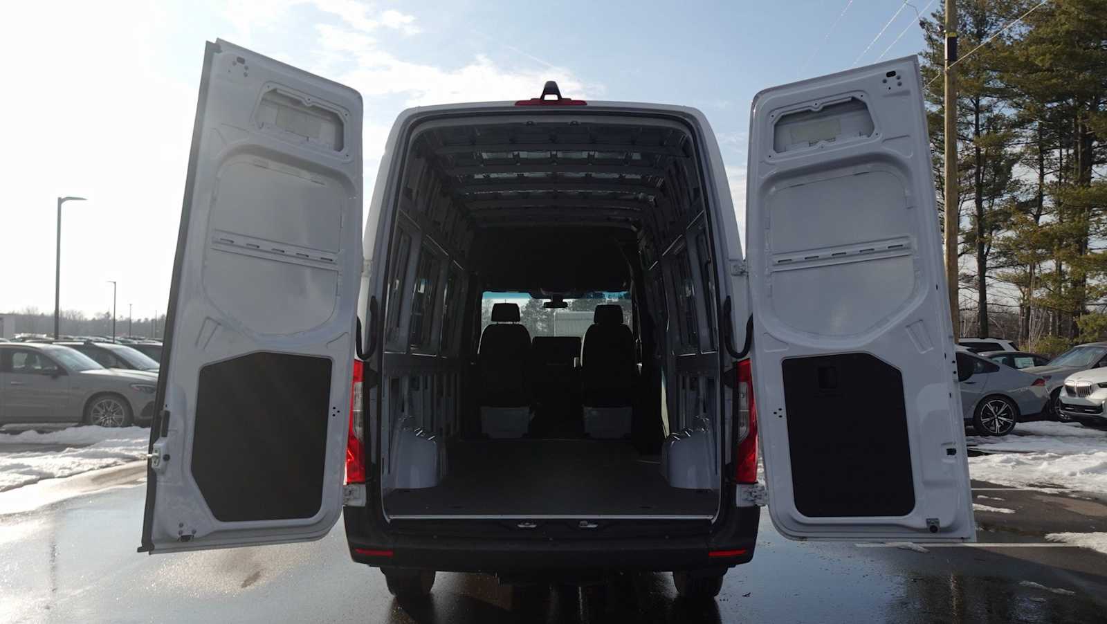 Thumbnail: 2025 Mercedes-Benz Sprinter - 14