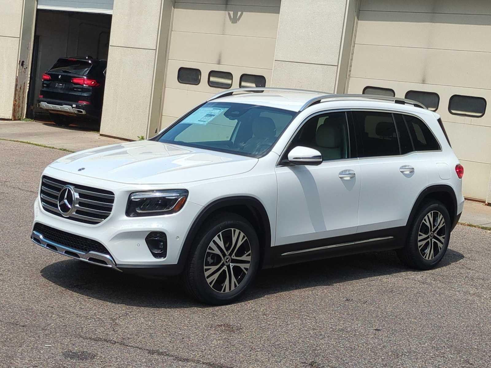 2025 Mercedes Benz GLB 250 4MATIC photo 4