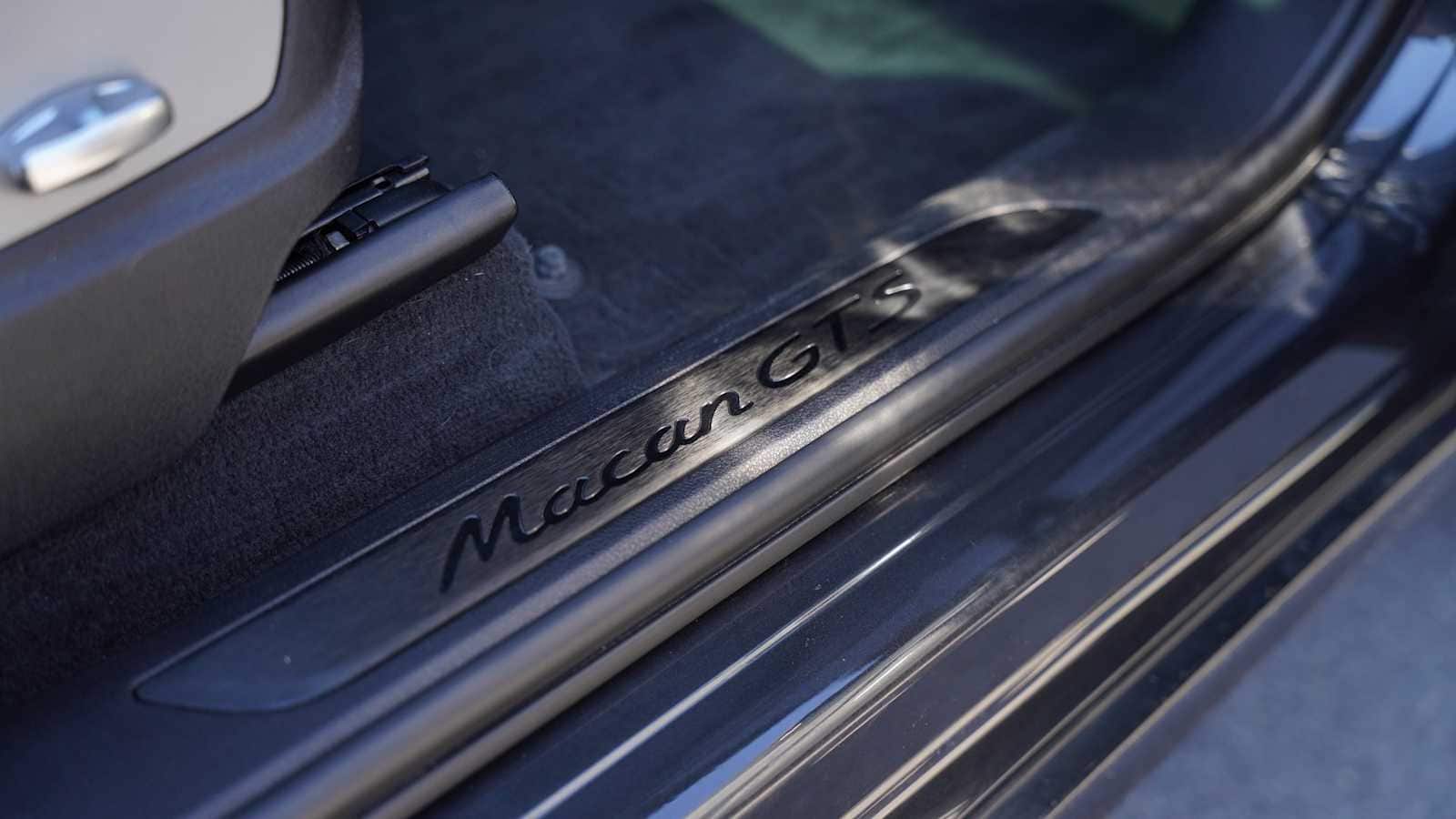 Thumbnail: 2021 Porsche Macan - 16