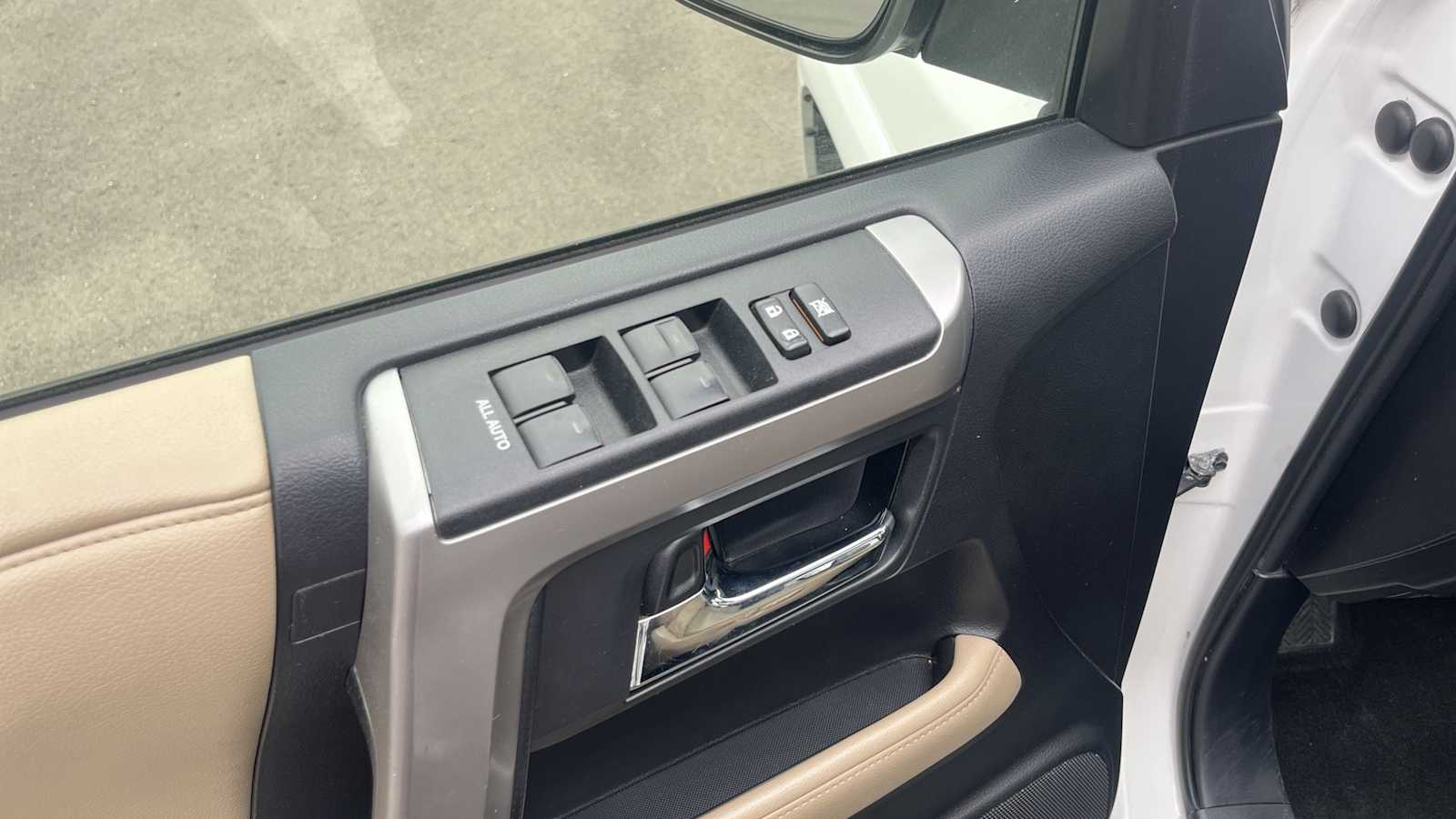 Thumbnail: 2015 Toyota 4Runner - 29